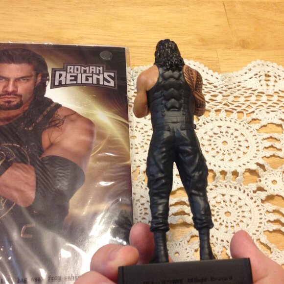 WWE Wrestling Roman Reigns action figure and collector's magazine - Picture 7 of 7